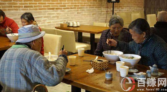 拽着老婆进饭馆